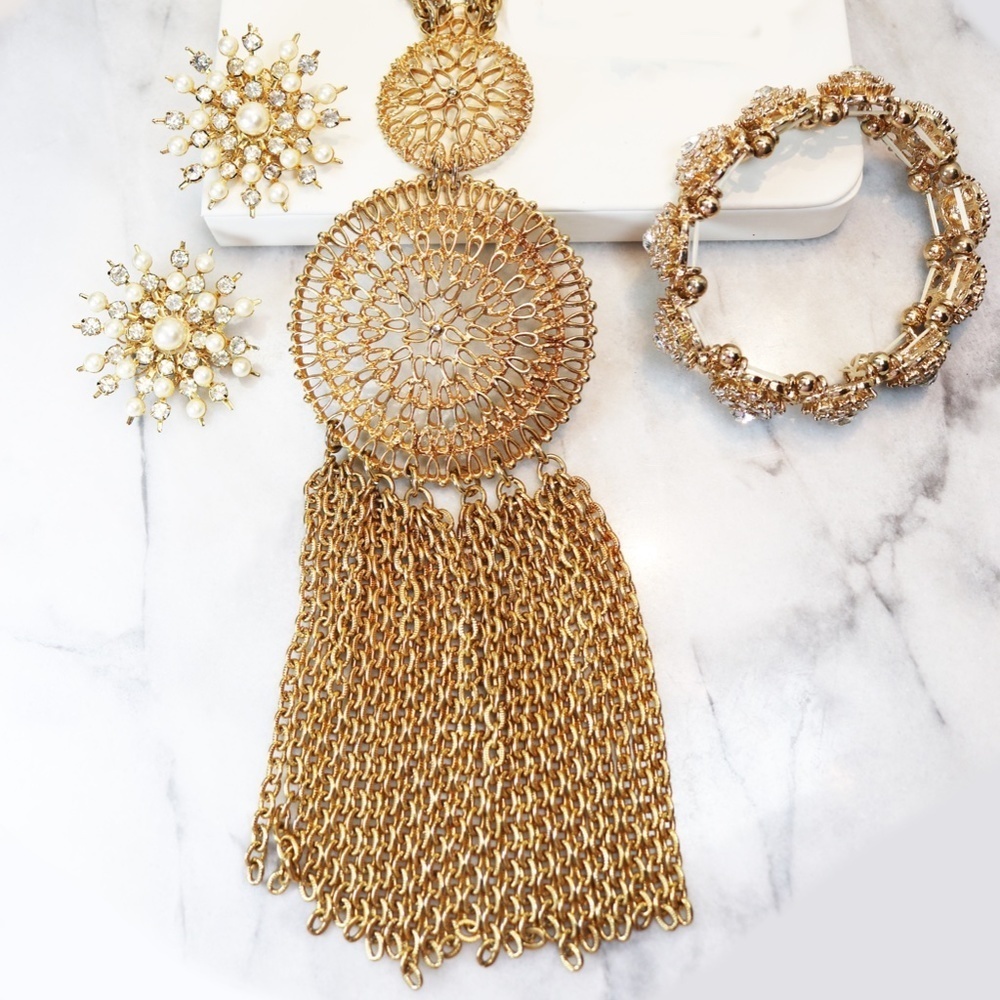 🔱 Gorgeous Vintage 1970s Gold Plated Tassel Chain Round Medallion Necklace 🔱 - Picture 8 of 16